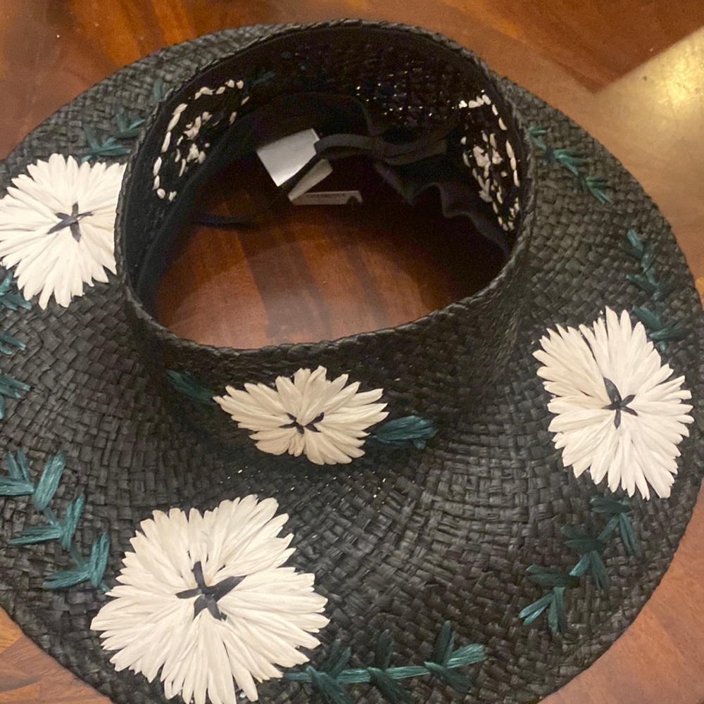 Black straw hat with white raffia flowers